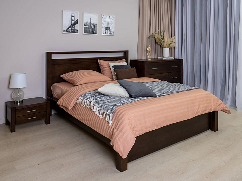 Белая двуспальная кровать Fiord - Кровать из массива с декоративной резкой в изголовье.